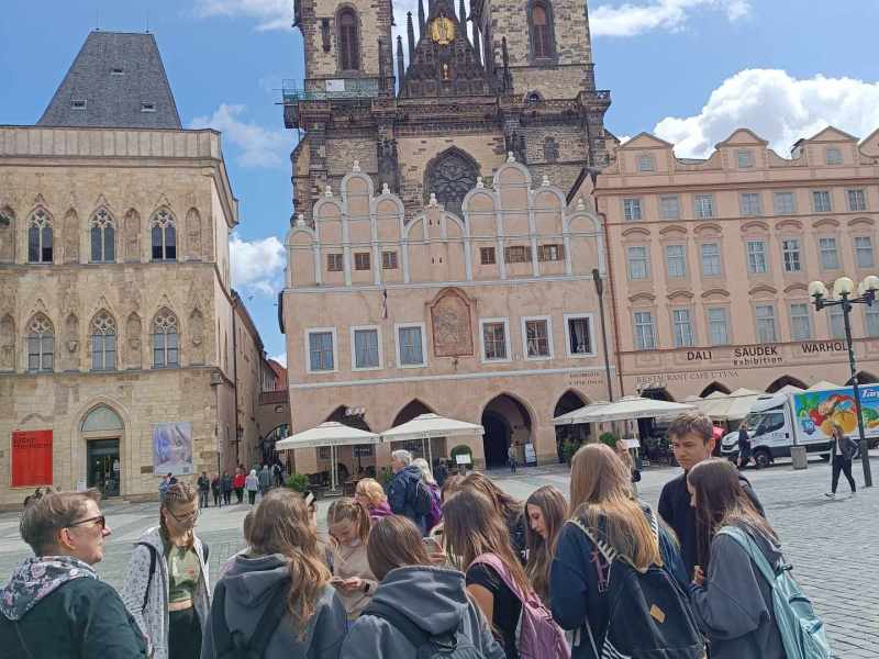 děj